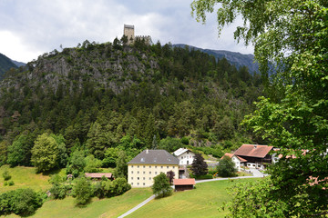 Kronburg zwischen Zams und Schönwies im Tiroler Bezirk Landeck.