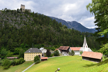 Fototapeta na wymiar Wallfahrtskirche Mariahilf und Kronburg in Zams/Tirol