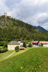 Fototapeta na wymiar Kronburg zwischen Zams und Schönwies im Tiroler Bezirk Landeck.