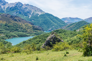 Obraz premium mountain lake with blue water