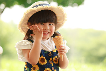 ソフトクリームを食べる女の子