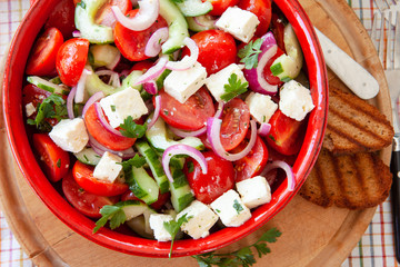 Leckerer griechischer Salat mit Feta