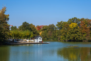 Fototapeta na wymiar Häuschen am Teich im Kurpark von Bad Nauheim im Herbst