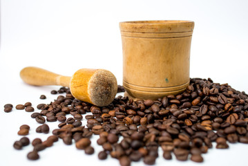 Obraz premium coffee beans in wooden scoop