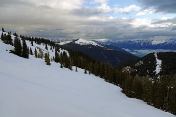 Fototapeta na wymiar beautiful view to the snow capped mountains 