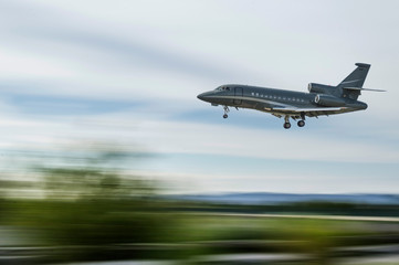 barrido de un avion aterrizando a toda velocidad