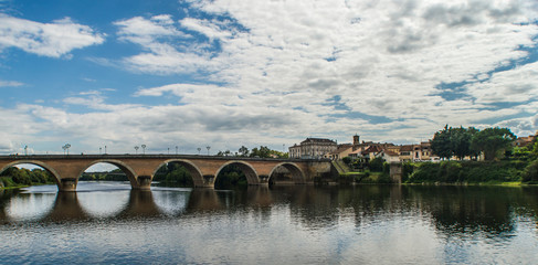 Fototapeta na wymiar puente reflejado en el rio