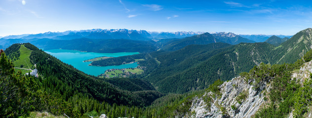 Fototapeta na wymiar Der Ausblick vom Herzogstand auf den wunderschönen Walchensee