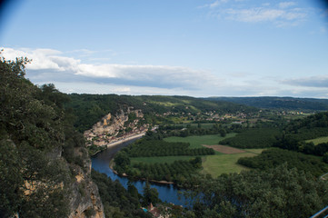 Fototapeta na wymiar paisaje natural, en un valle hay un pueblo y un rio