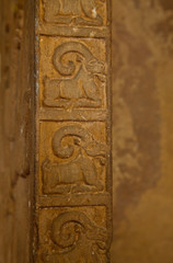 Nicho decorado con relieves de personas y cabras (ibex)), entre 400 y 500 años antes de Cristo...