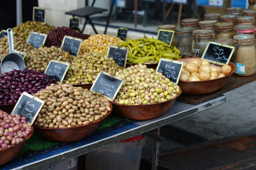 Choix d'olives sur le marché