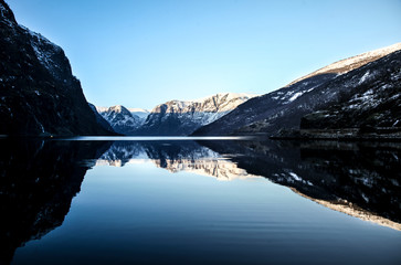 Fototapeta premium Eau miroir avec vue sur les fjords de norvèges