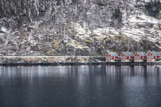 Maison norvégienne dans les fjords