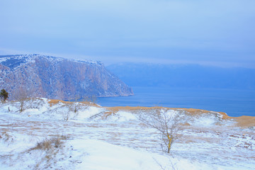 Скалы в снегу на фоне моря