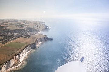 Vue d'aile d'avion a coté des falaises Normande