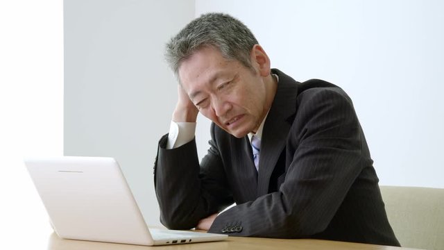 悩む男性