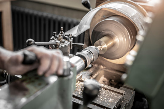 Bohren an einer Drehbank in ein Messingst&uuml;ck