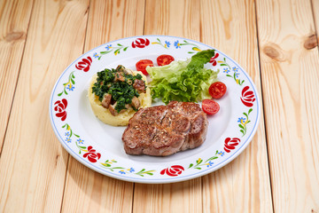 meat with mashed potatoes