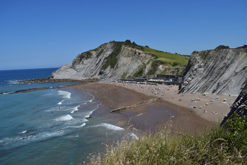 Paisaje de montañas y acantilados al lado del mar en verano.