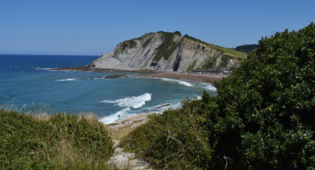 Obraz premium Paisaje de montañas y acantilados al lado del mar en verano.