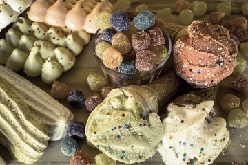 Mesa cheia de doces e balas sepsi