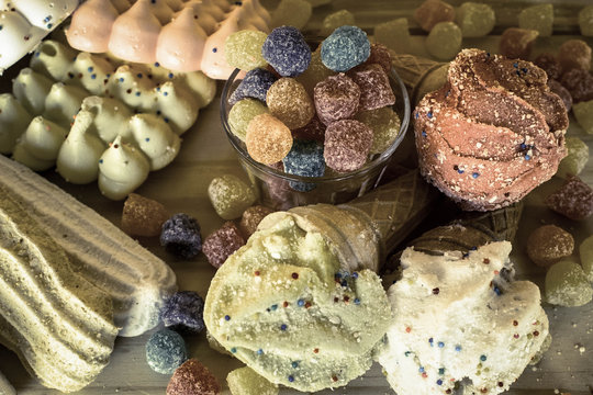 Mesa cheia de doces e balas sepsi