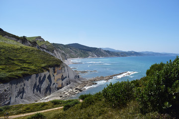 Paisaje de montañas y acantilados al lado del mar en verano.