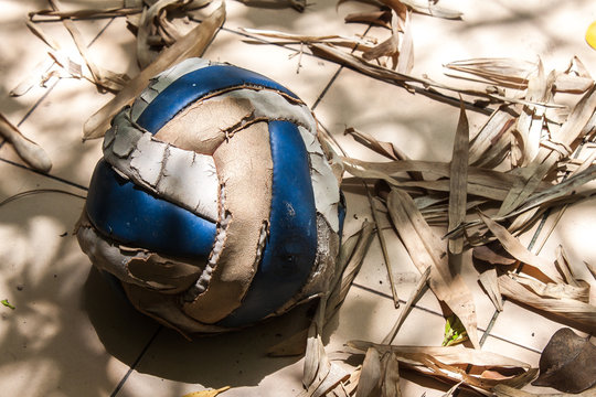 Capilla o iglesia antigua, restaurada en medio del desierto con cactus