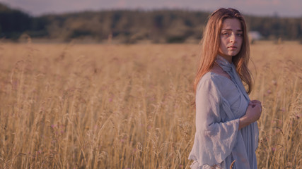 Naklejka premium Portrait of a girl on the background of summer nature