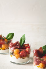 Verrine Melon Cantaloupe, Tomates, Fromage Ricotta, Jambon de Parme et Basilic