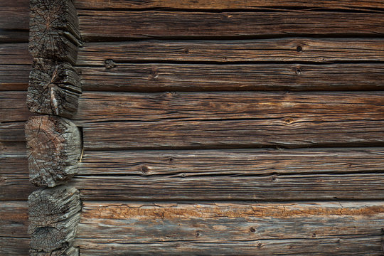 Alte Bauernhaus Fassade aus Holz. Hintergrund. Background. Old wooden facade of farm house. 