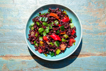 Salat aus schwarzem Reis und Gemüse