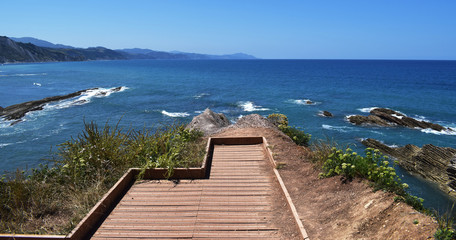Fototapeta premium Vistas del mar desde un mirador con suelo de madera.
