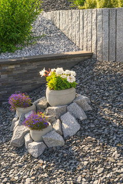 Vorgarten Steingarten mit Stelen aus Granit und Blumenkübel Stock-Foto |  Adobe Stock