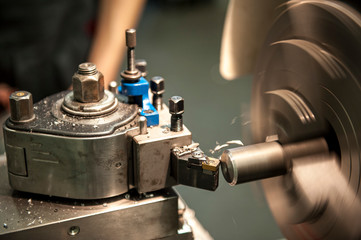 Drehmaschine bei der Arbeit, Metallspäne, Nahaufnahme