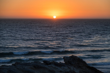 Una bonita puesta de sol, un día despejado, en la costa Atlántica, en Portugal