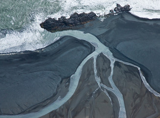 Diseños del deshielo glaciar del Vatnajökull y mar en el Sureste de Islandia