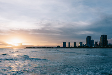 Fototapeta premium Ocean Sunset near Honolulu, Hawaii