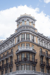 Fototapeta na wymiar Edificio en Gran Vía en Madrid, España