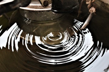 Gotas de agua en pila 