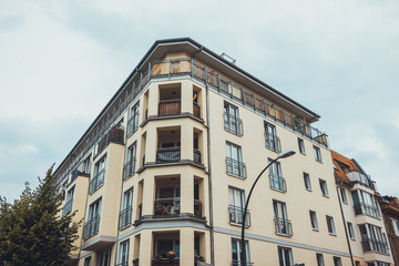 Obraz premium apartment building on a grey day at berlin, germany