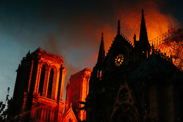 Incendie de la cathédrale notre dame de Paris - obrazy, fototapety, plakaty