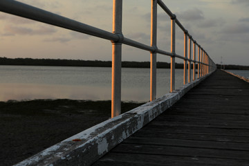 Obraz premium Meditation Entspannung innere Ruhe am Meer beim Sonnenuntergang