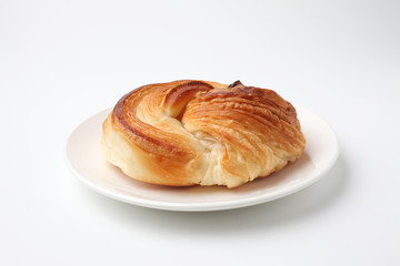 お皿にのせた 丸い デニッシュ パン 渦巻きパン 白背景