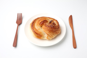 お皿にのせた 丸い デニッシュ パン 渦巻きパン 白背景