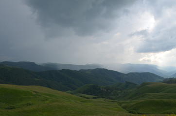 Obraz premium Дождевые облака в горах Северного Кавказа