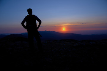 mirando al atardecer en lo alto de la monta&ntilde;a
