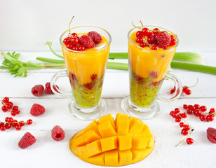 Kolorowe wielowarstwowe smoothie z mango, kiwi, selerem naciowym, porzeczkami i malinami © Monika