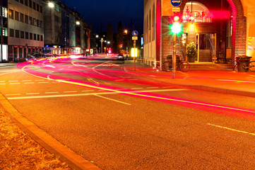 Nacht und Innenstadt in Saarbrücken Saarland Deutschland Europa mit befahrener Straße am 2019.07.24