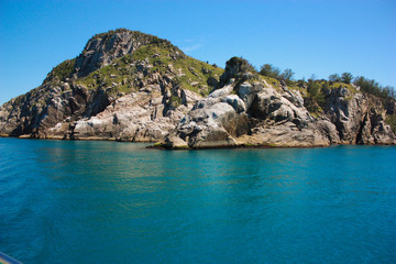 Fototapeta premium rocks from the sea of arraial do cabo
